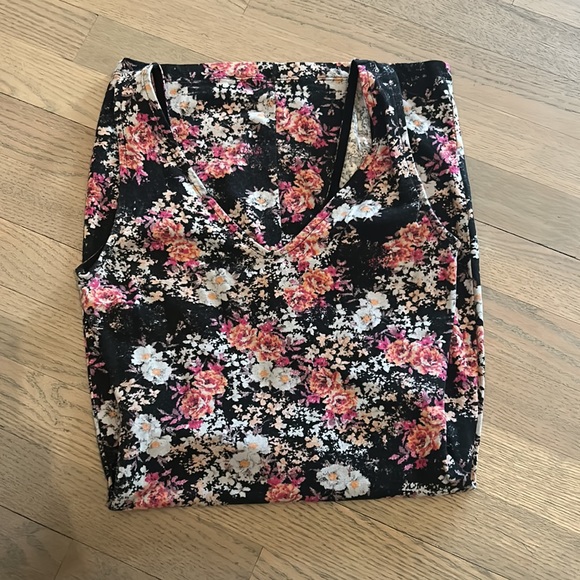 Body on with cut out Dynamite floral dress - Picture 4 of 5